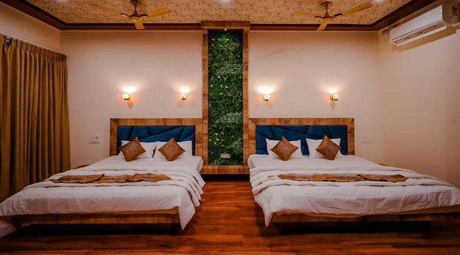 Twin-bed AC room with green feature wall at Woodpecker Homestay Dandeli